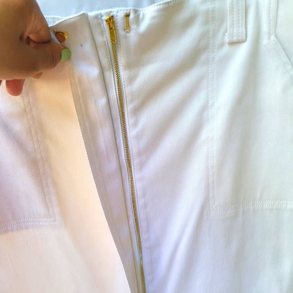 New York &Co, white skirt with gold zipper detail. Size 10 - Picture 1 of 2